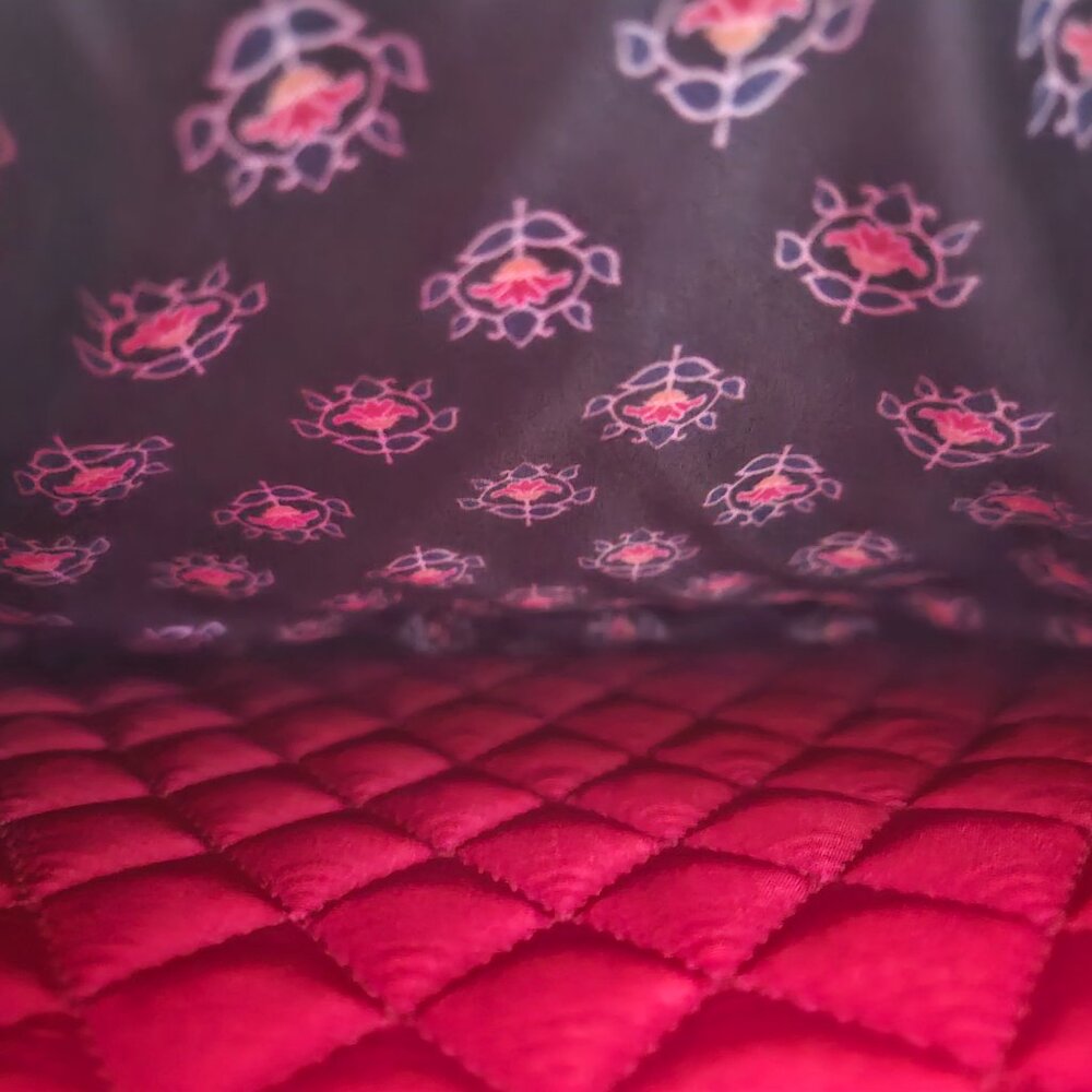 NWT Vera Bradley Mailbag Crossbody in the Tango Red Retired Pattern - Picture 15 of 16